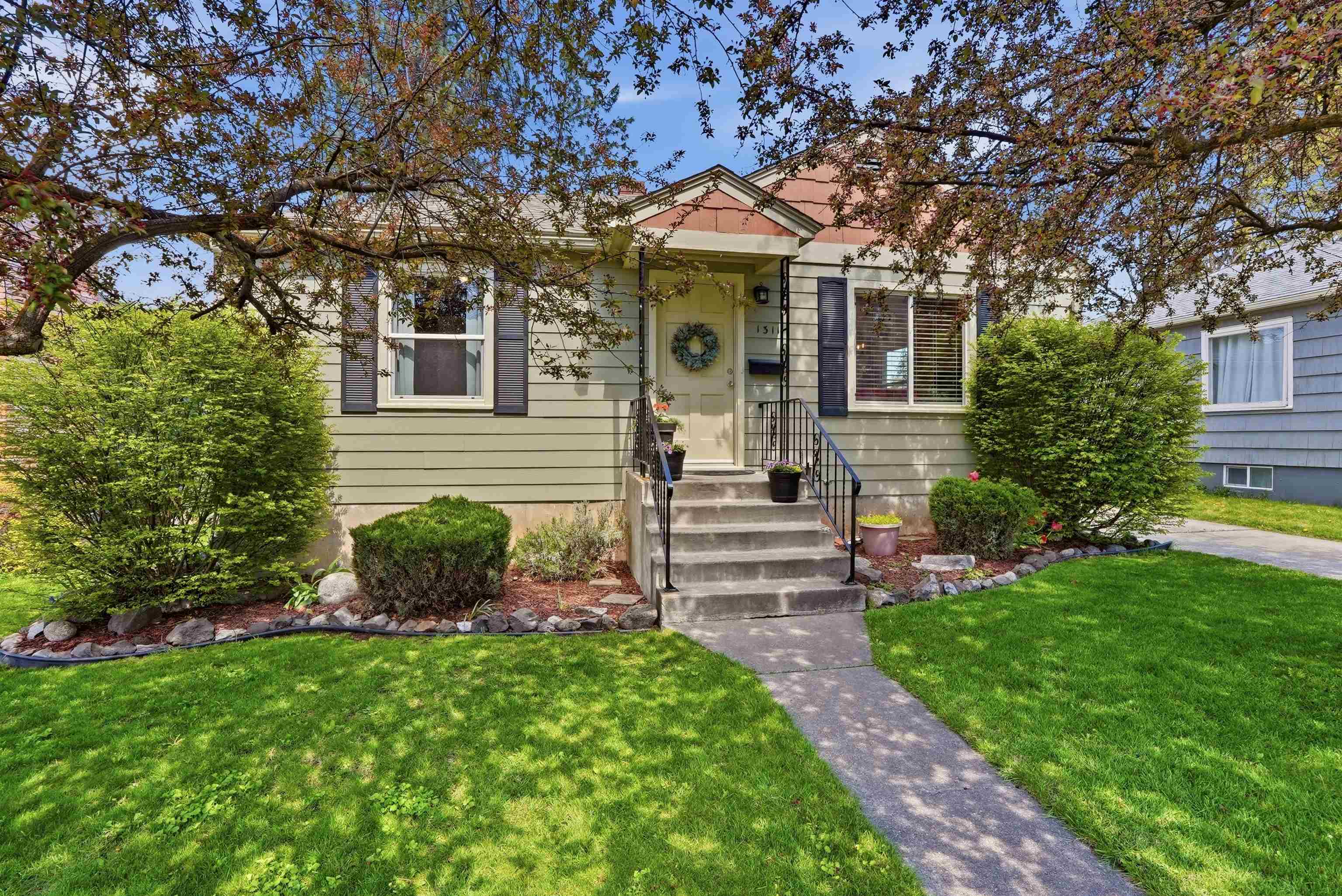 1311 E 40th Ave - Photo 2