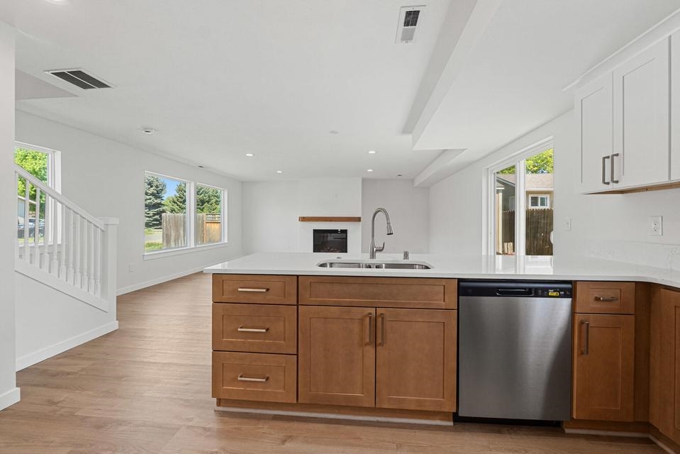 915 W Main St - Photo 13