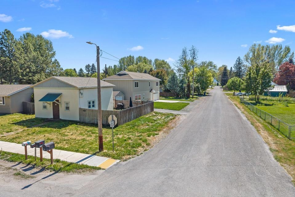 915 W Main St - Photo 3