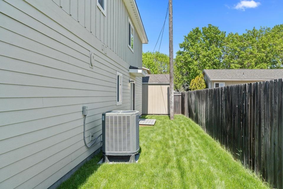 915 W Main St - Photo 32