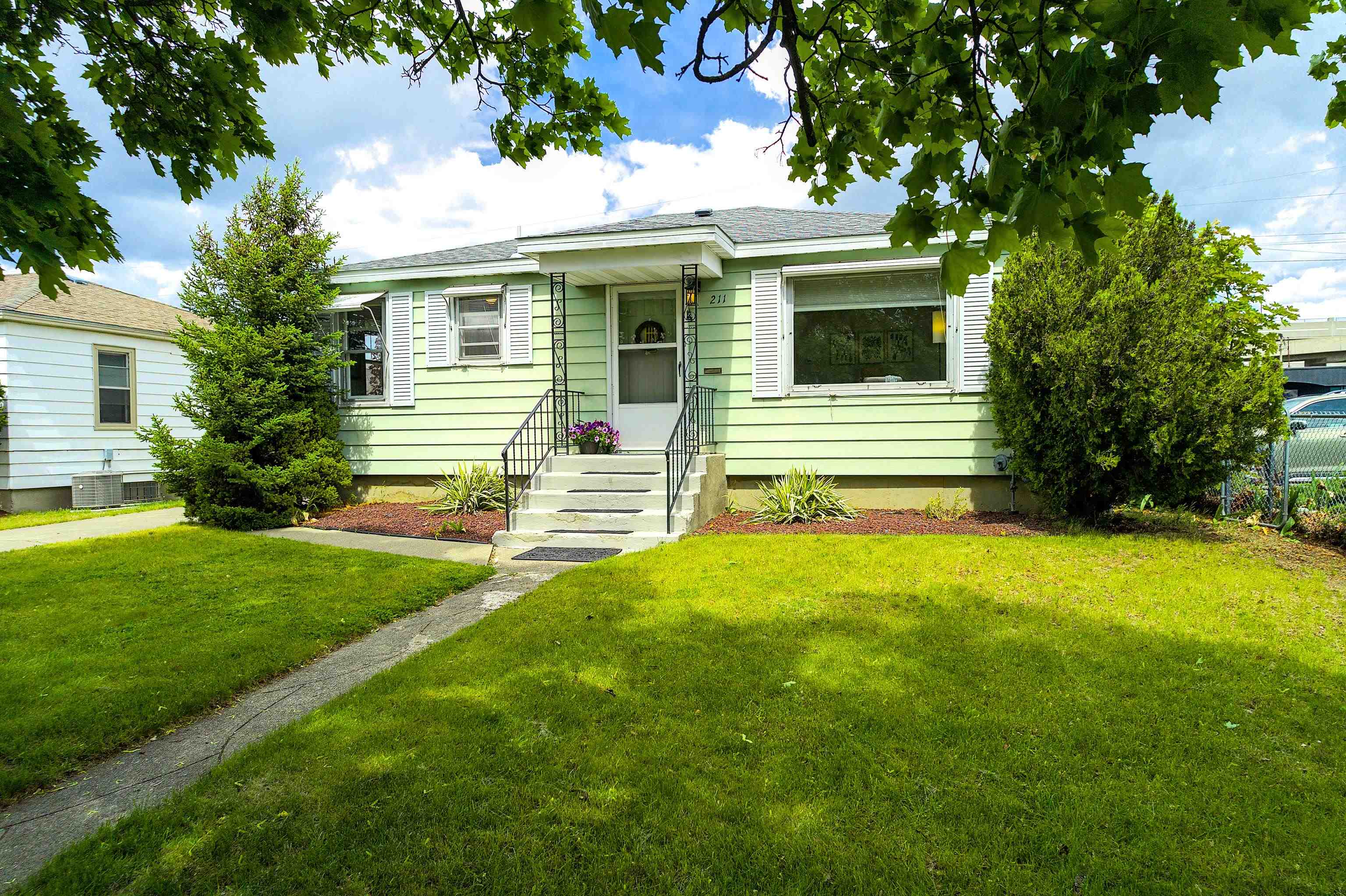 211 E Hoffman Ave - Photo 1