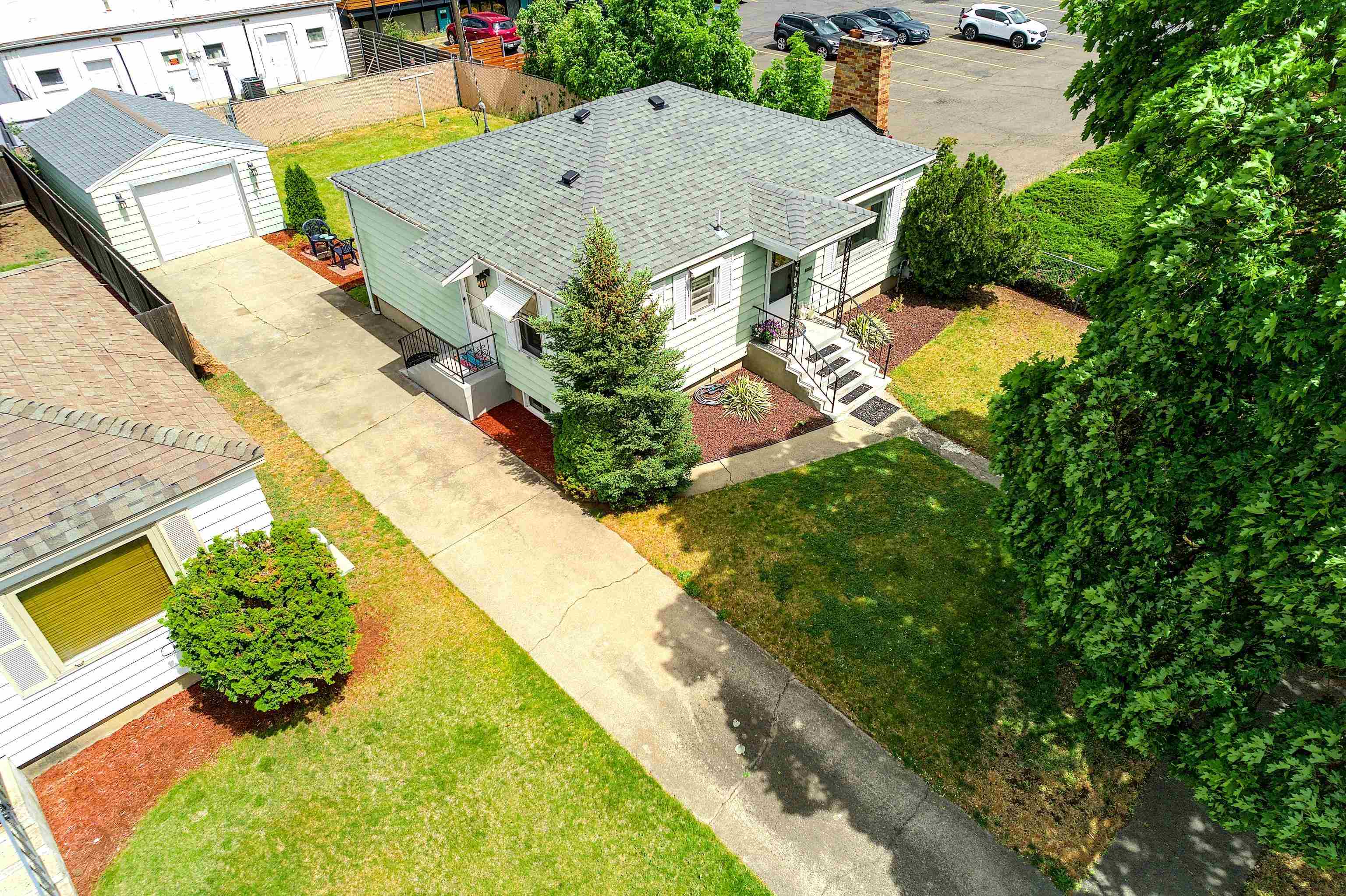 211 E Hoffman Ave - Photo 2