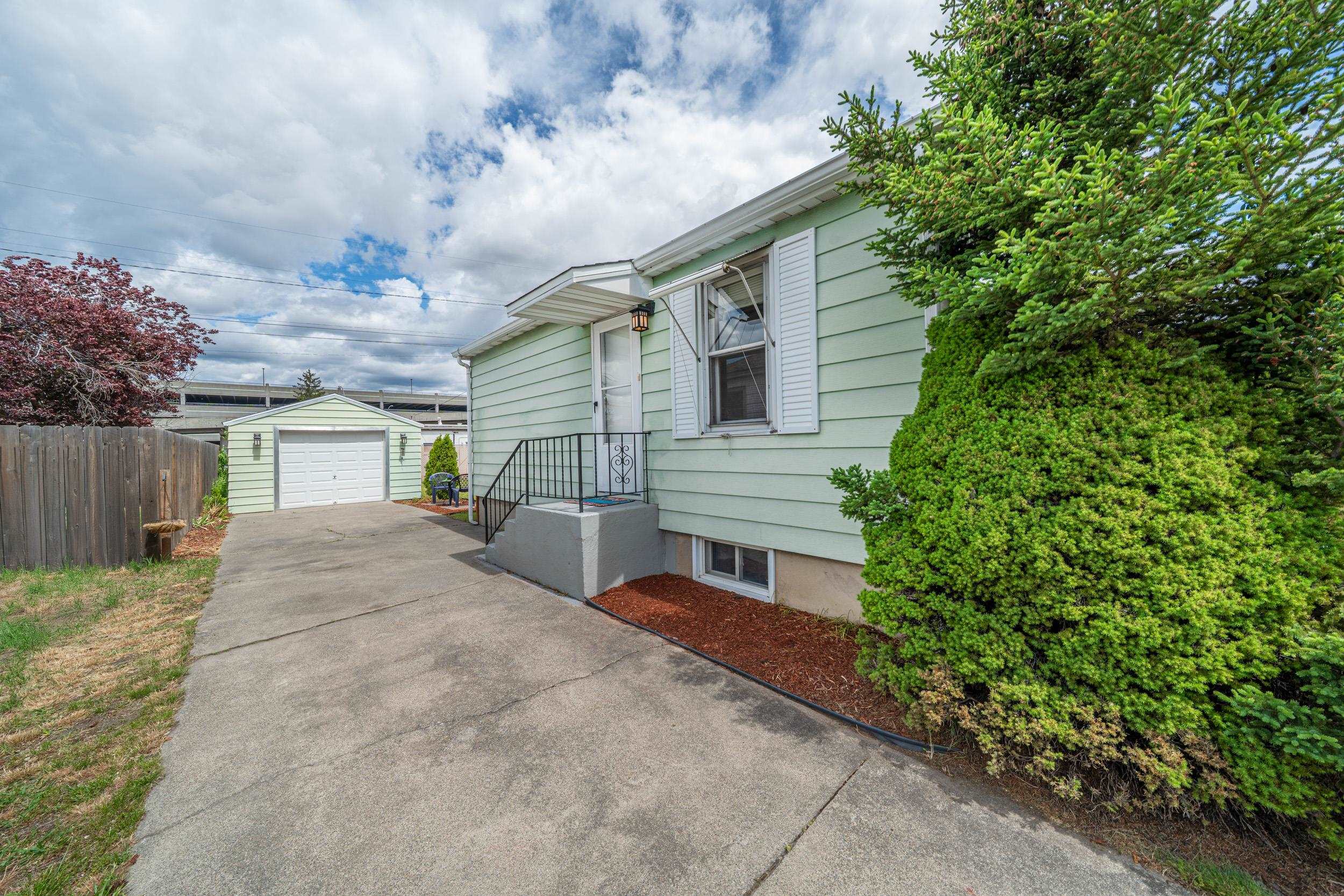 211 E Hoffman Ave - Photo 32