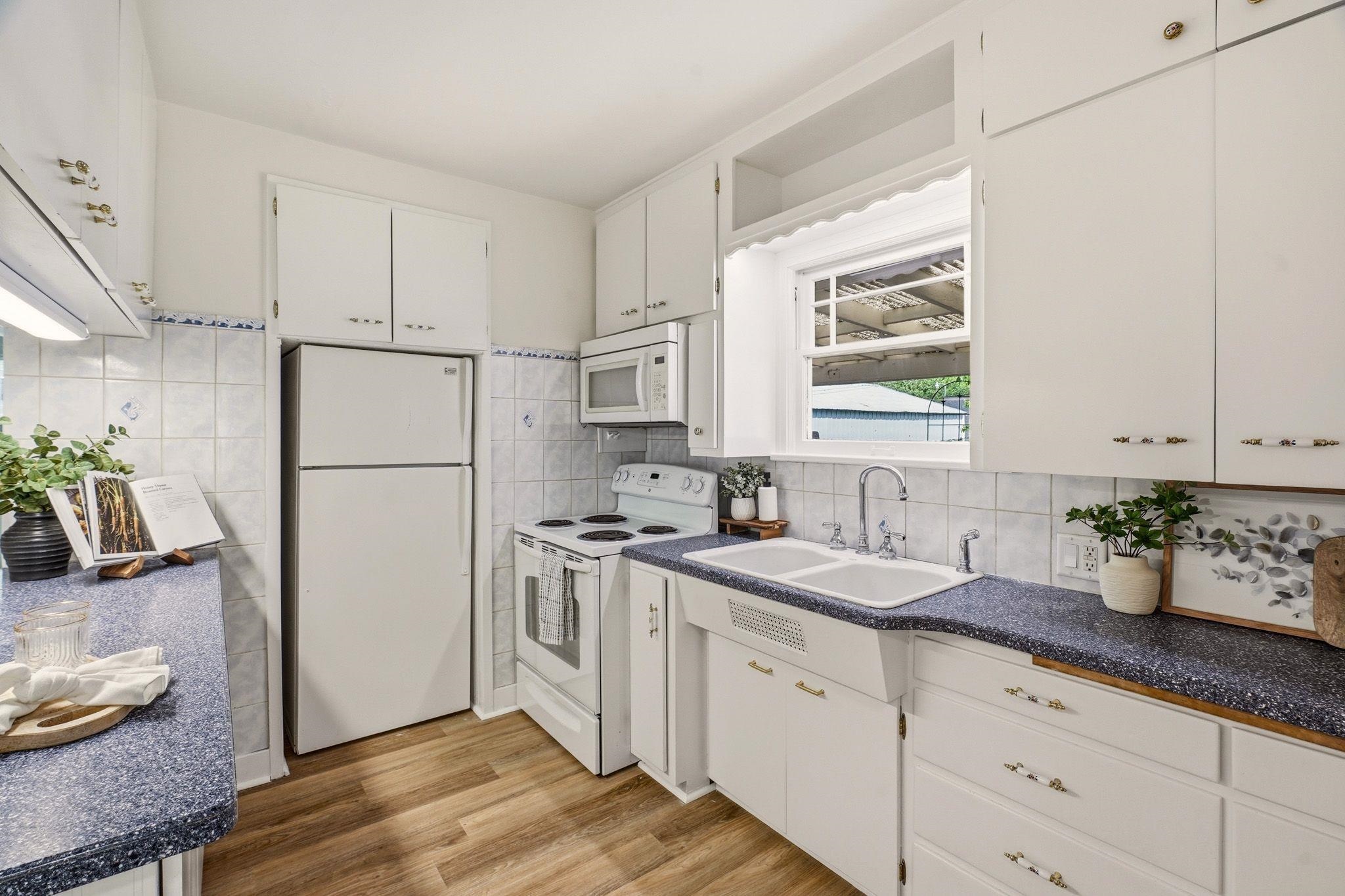 2428 N Normandie St - Photo 12