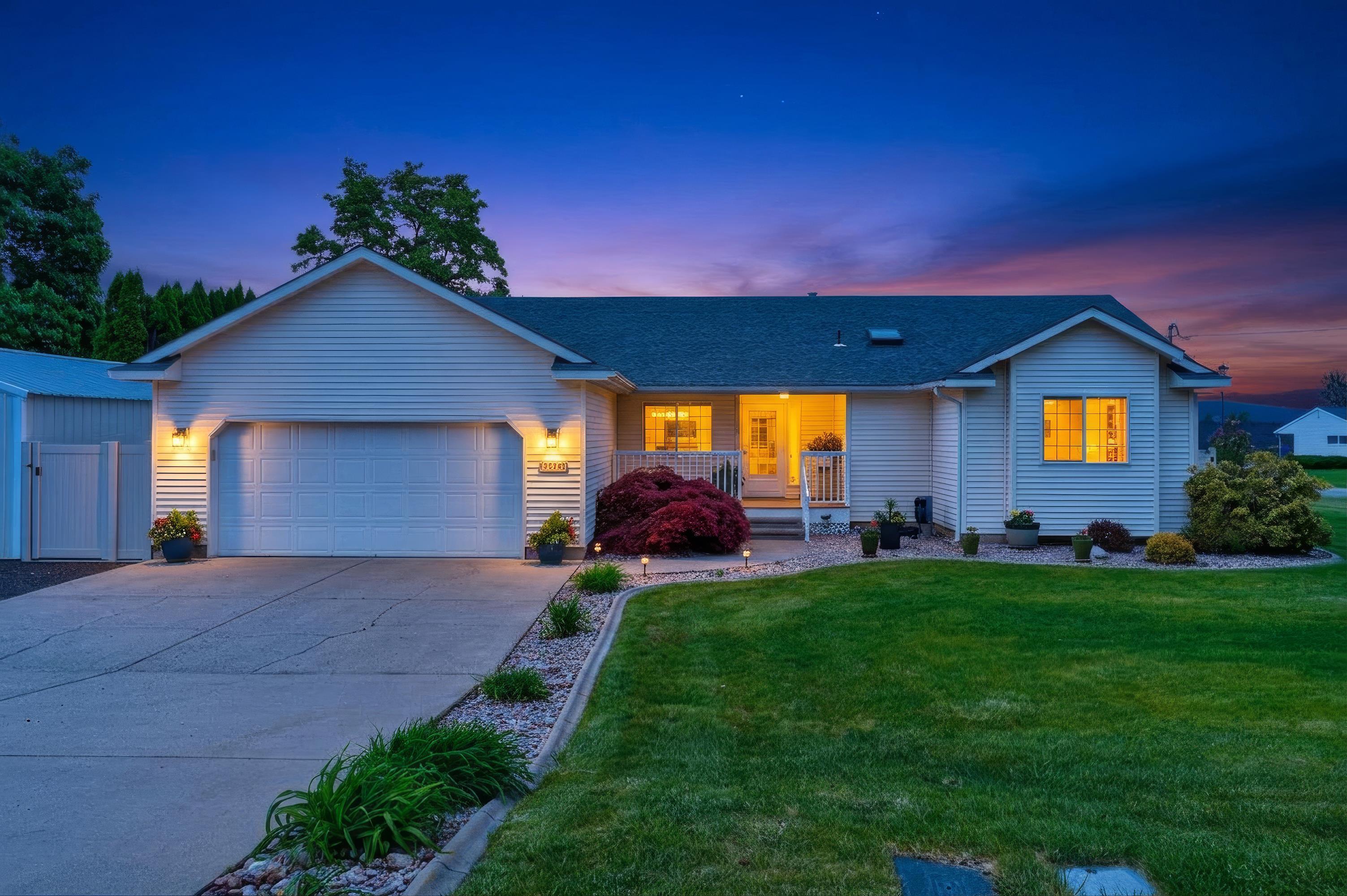 13707 E 12TH Ave - Photo 3