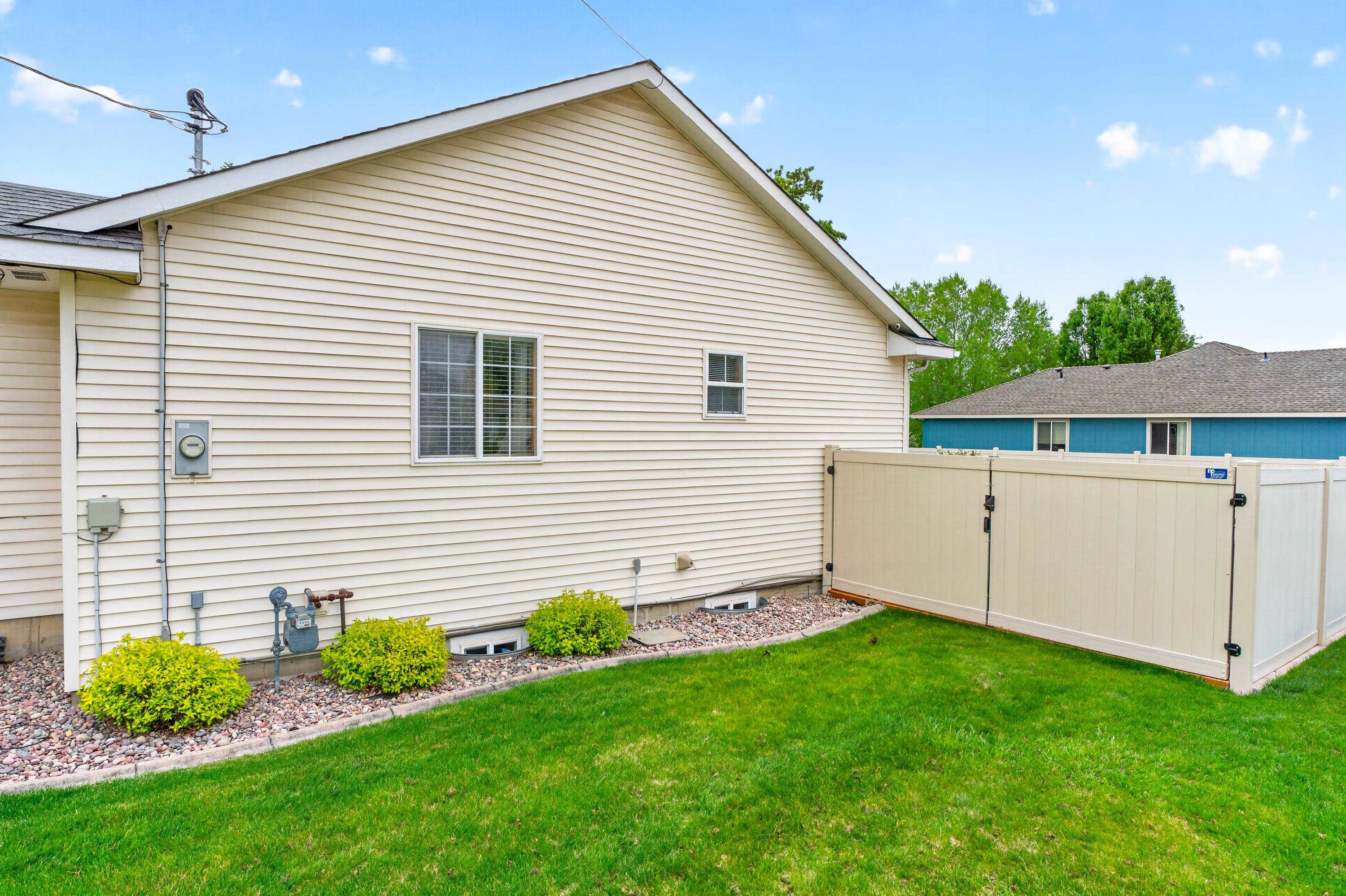 13707 E 12TH Ave - Photo 35