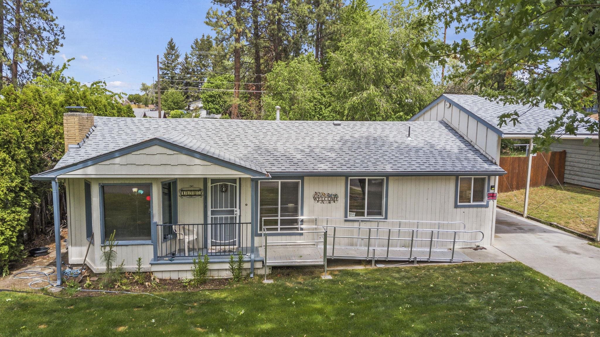 10907 E 17TH St - Photo 1
