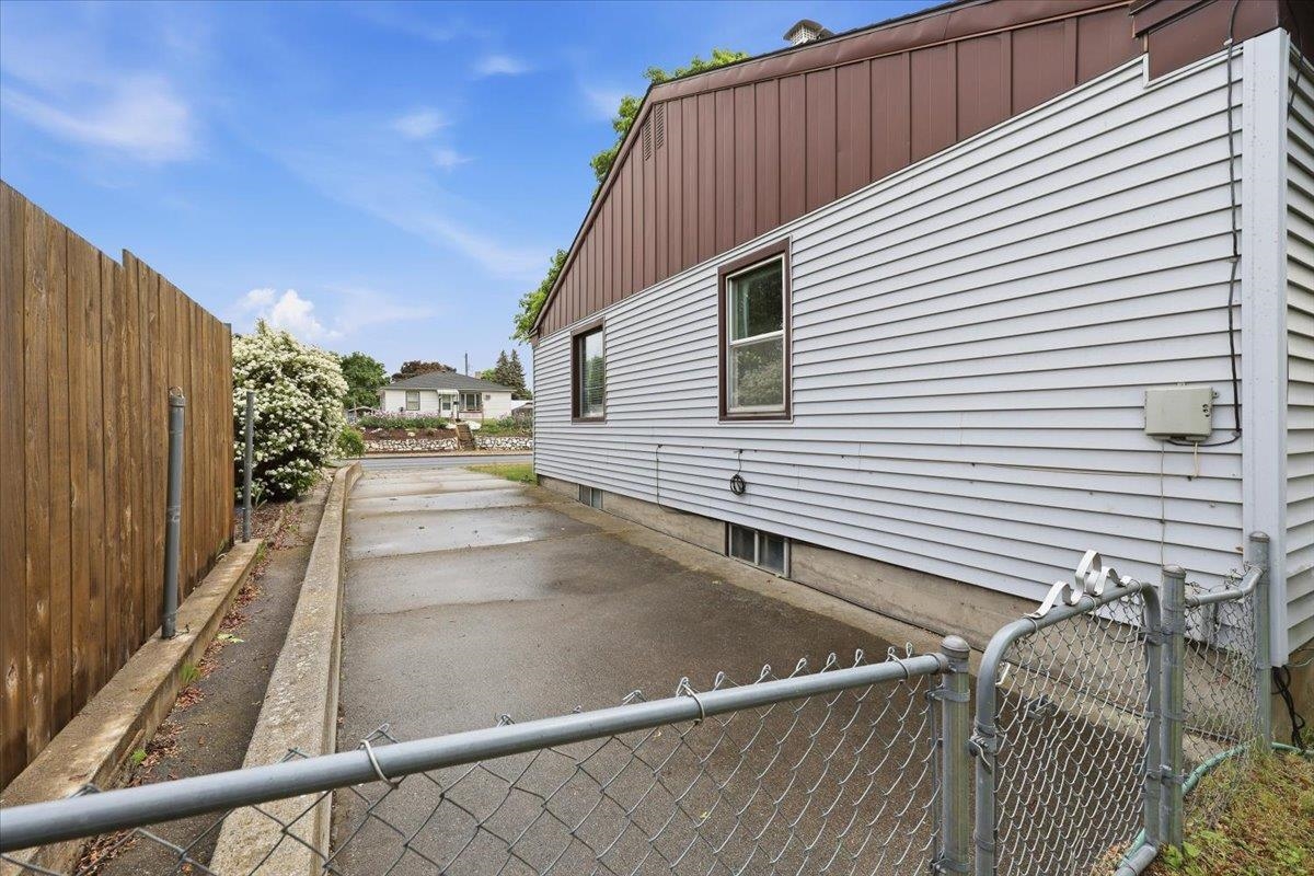 4215 N Maple St - Photo 23