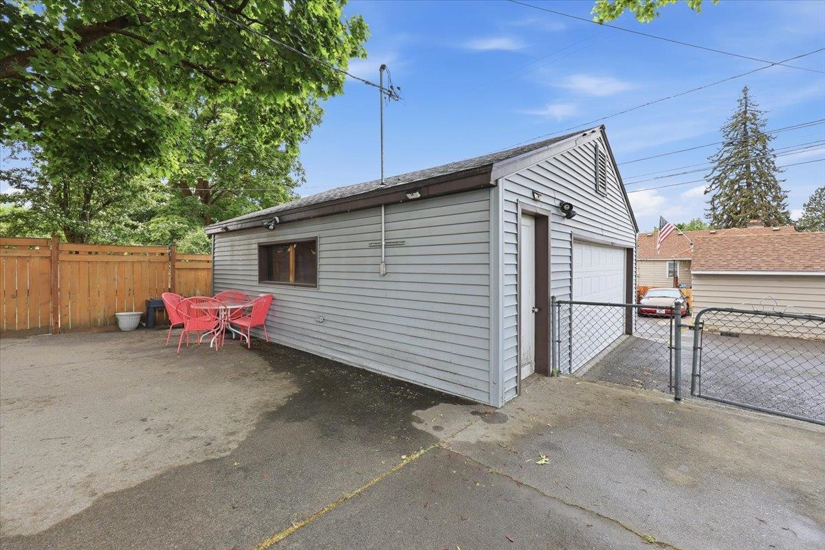 4215 N Maple St - Photo 29