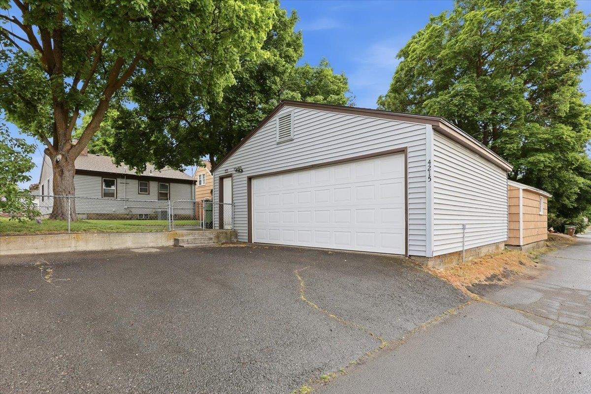 4215 N Maple St - Photo 30