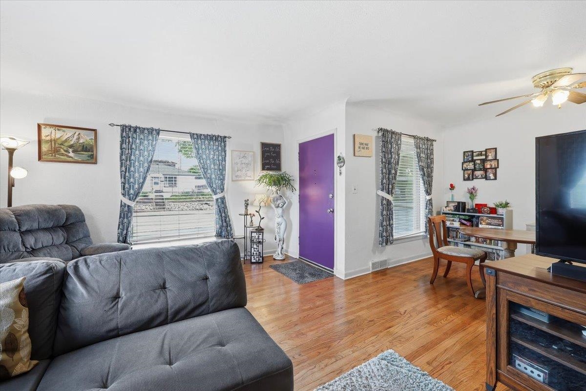 4215 N Maple St - Photo 4