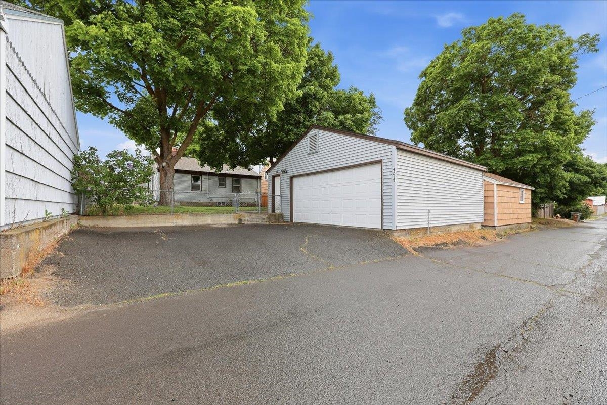 4215 N Maple St - Photo 31
