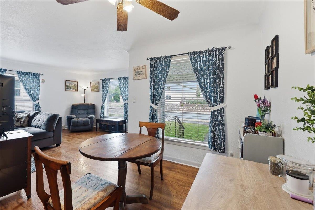 4215 N Maple St - Photo 8