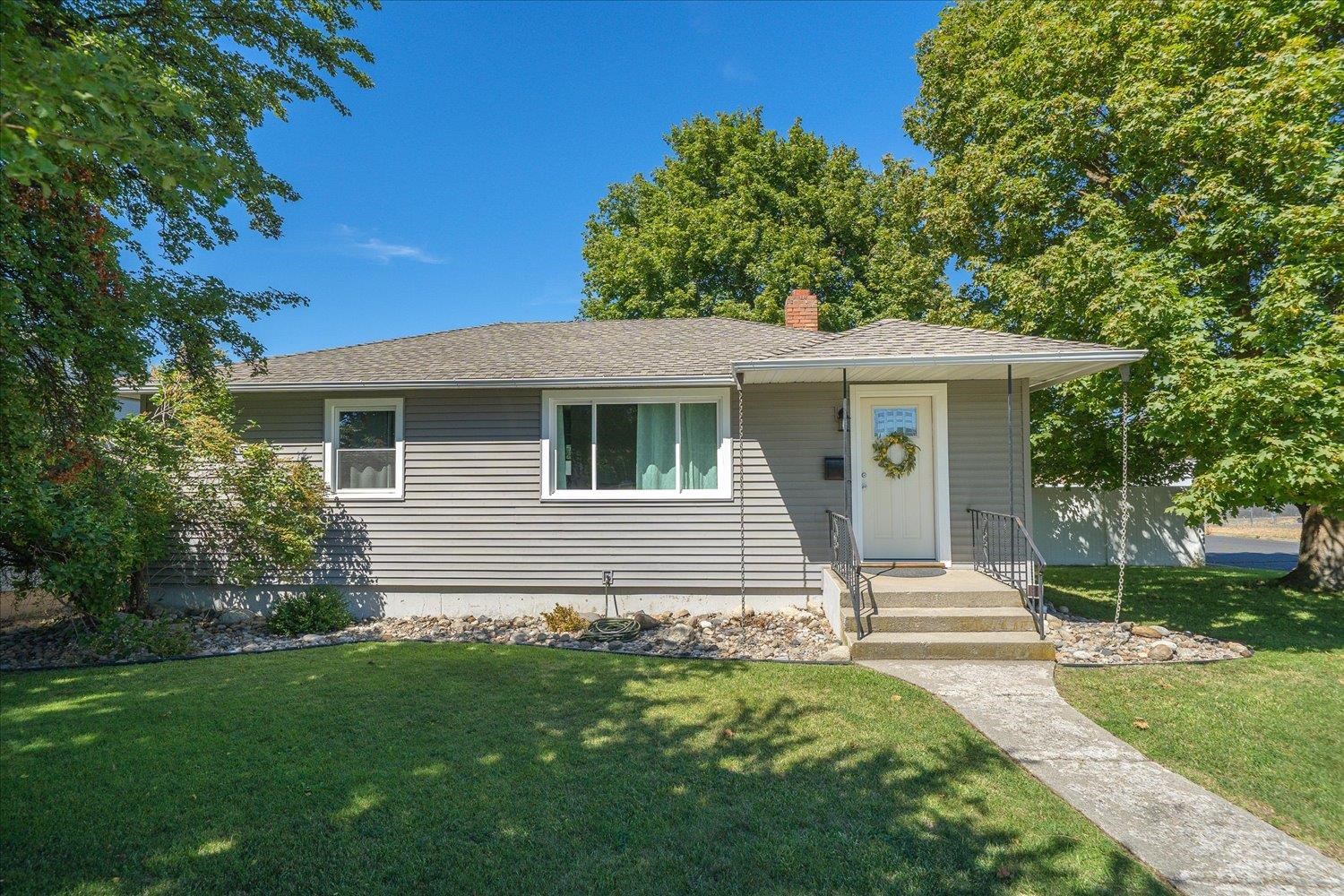 3427 E Jackson Ave - Photo 1