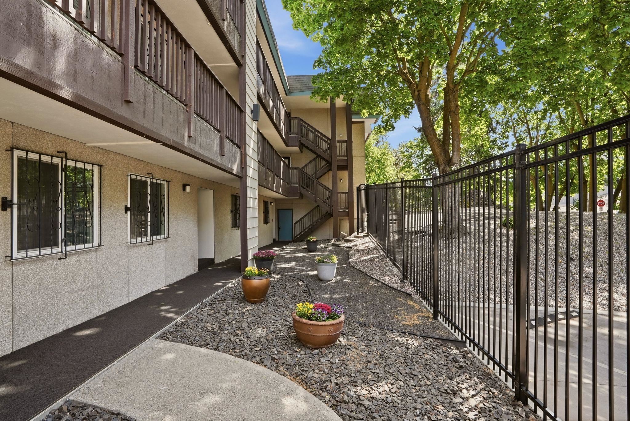 214 W 6th Ave - Photo 3