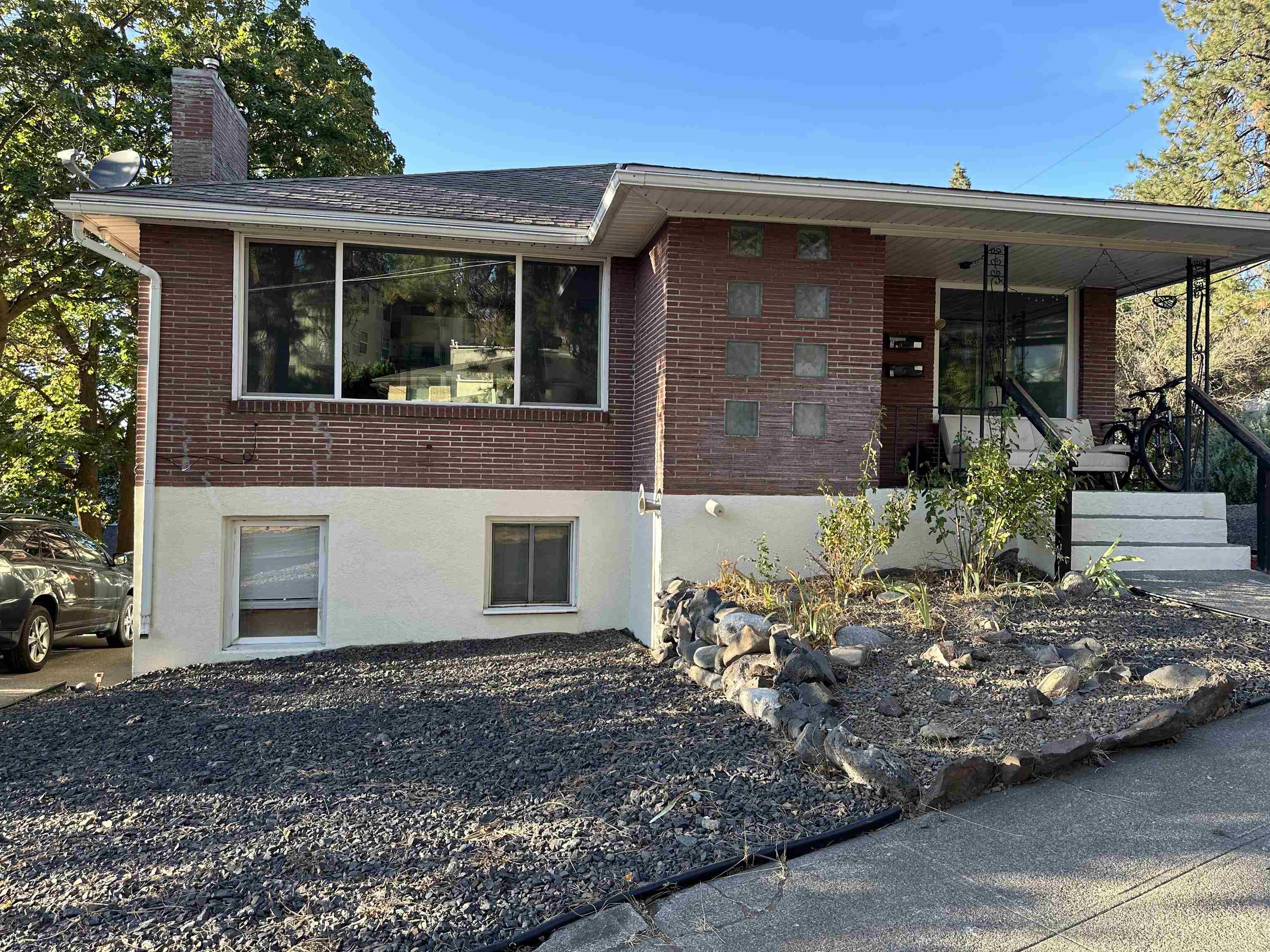 828/820 W 11th Ave - Photo 1