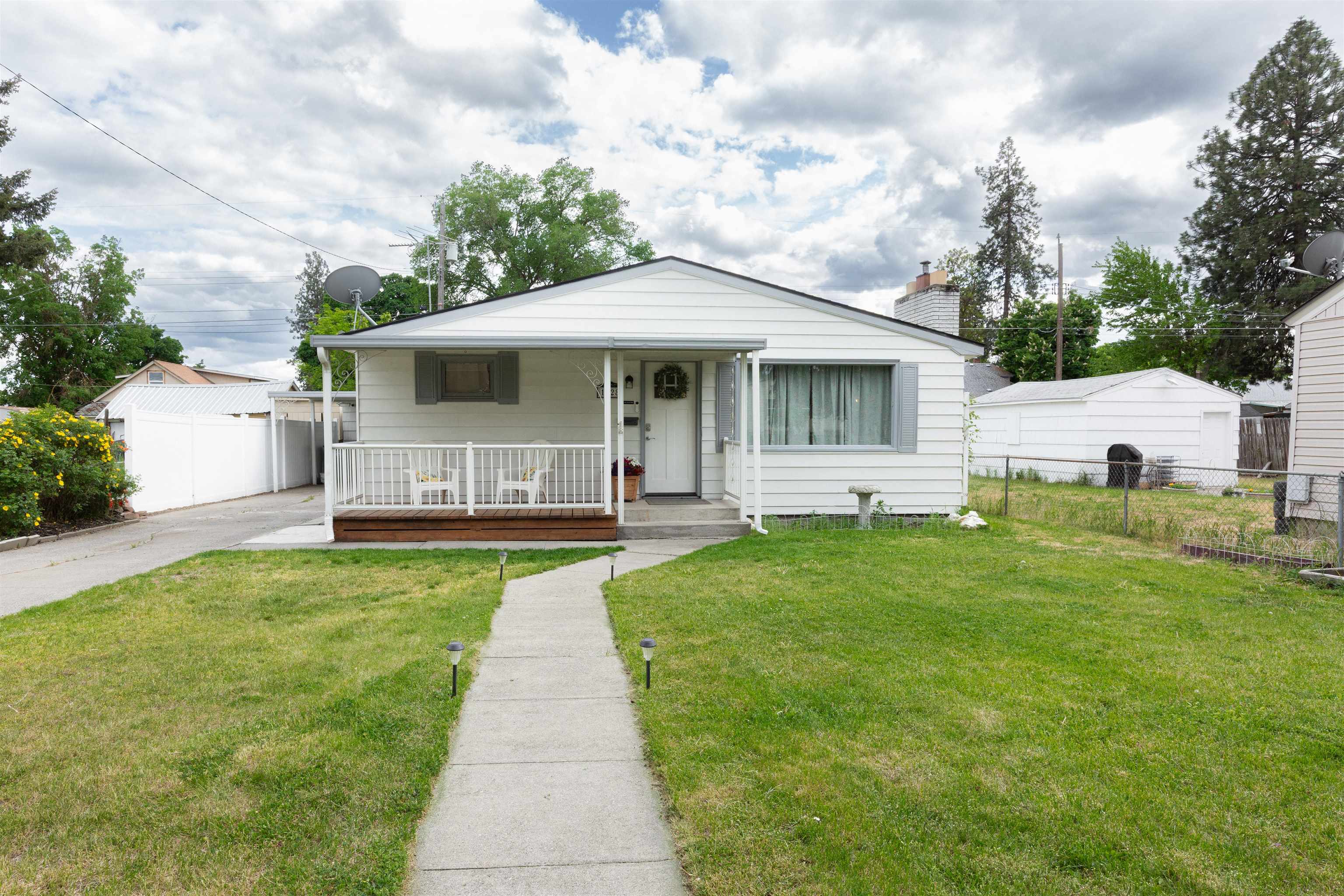 1028 E Queen Ave - Photo 1