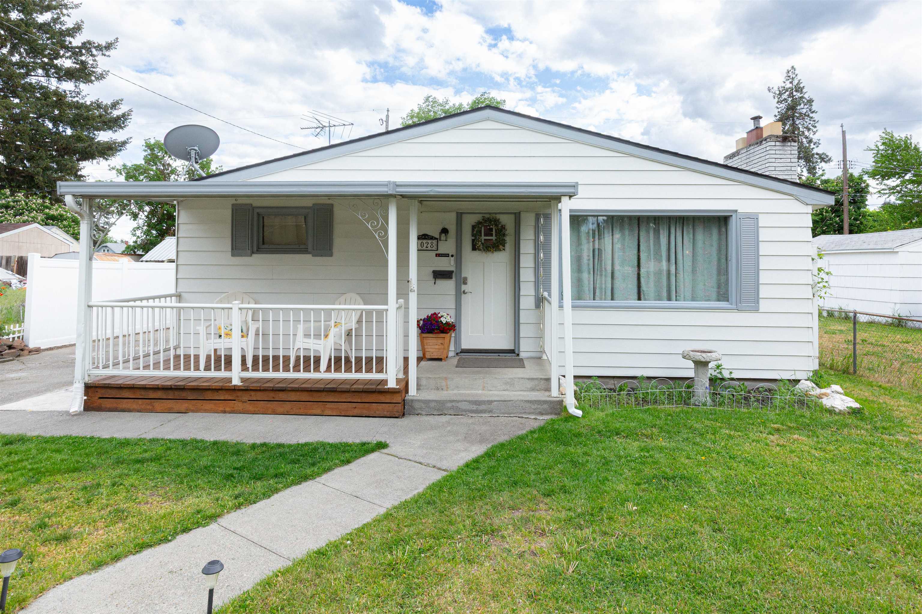 1028 E Queen Ave - Photo 2