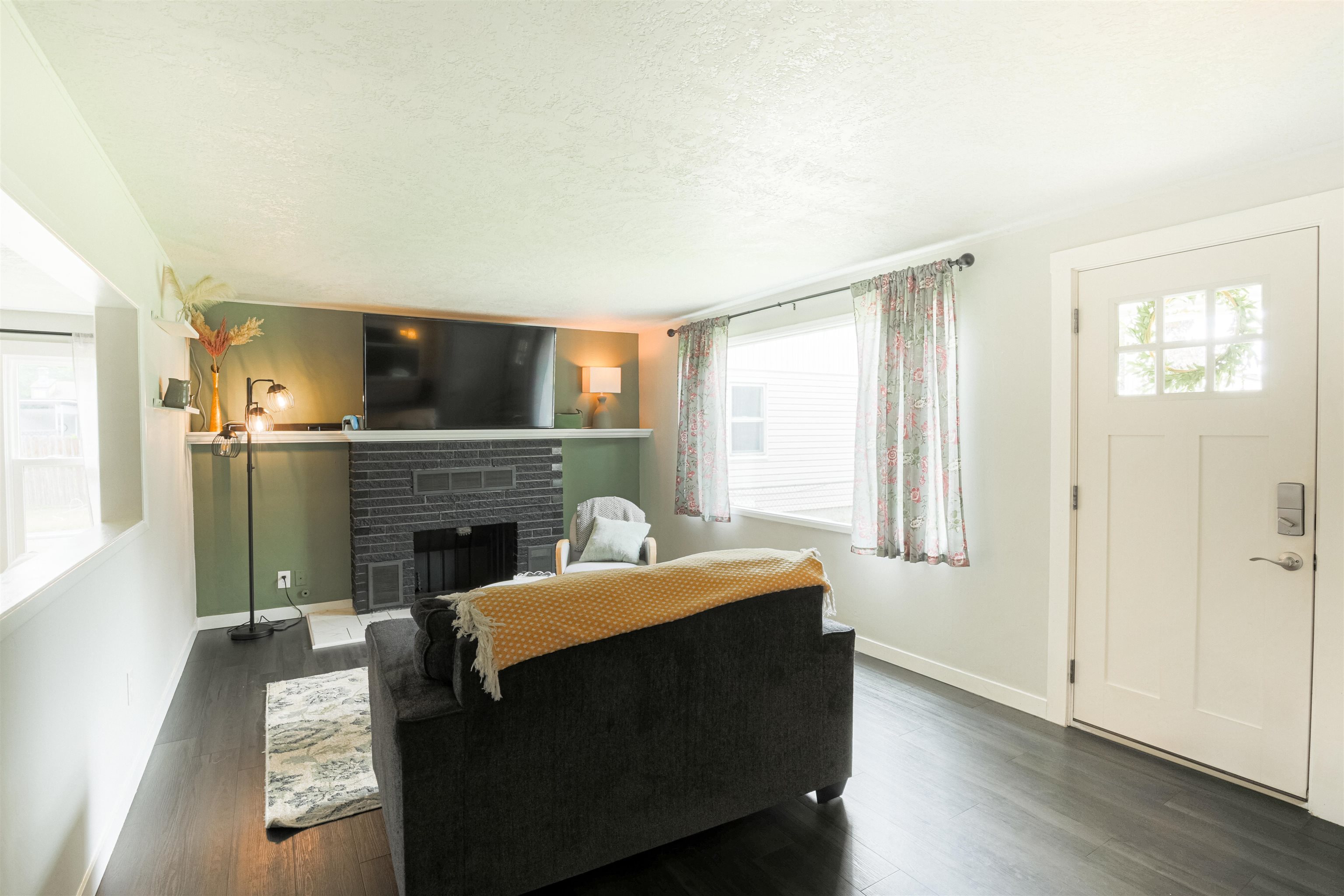 1028 E Queen Ave - Photo 6