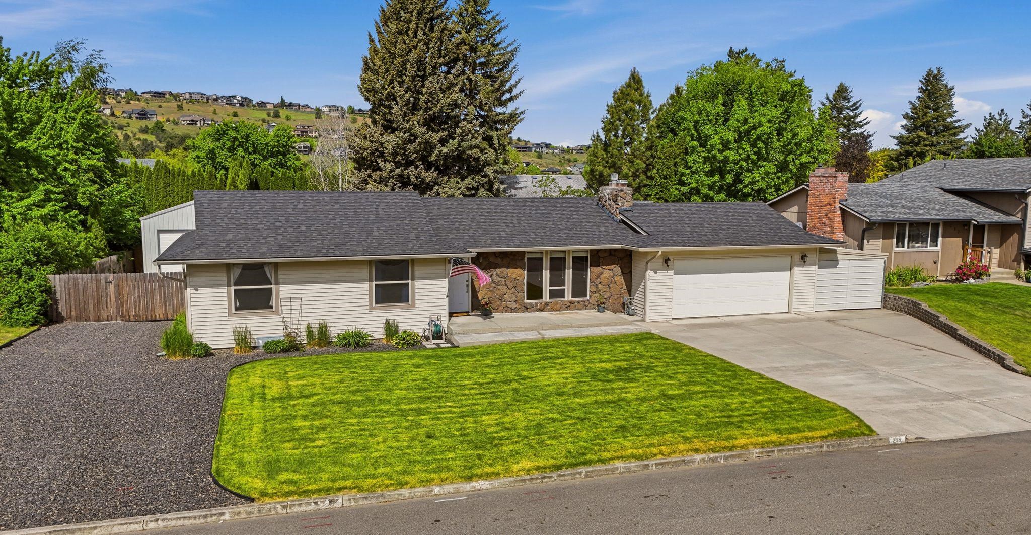 209 N Wright Blvd - Photo 1