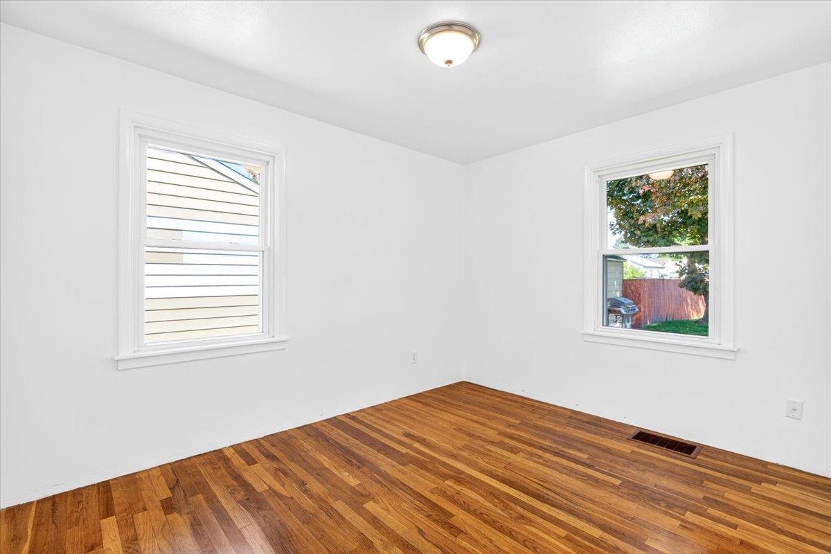 2117 E Rowan Ave - Photo 23