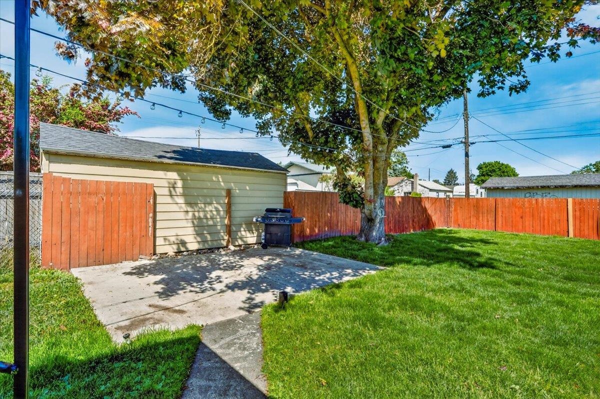 2117 E Rowan Ave - Photo 40