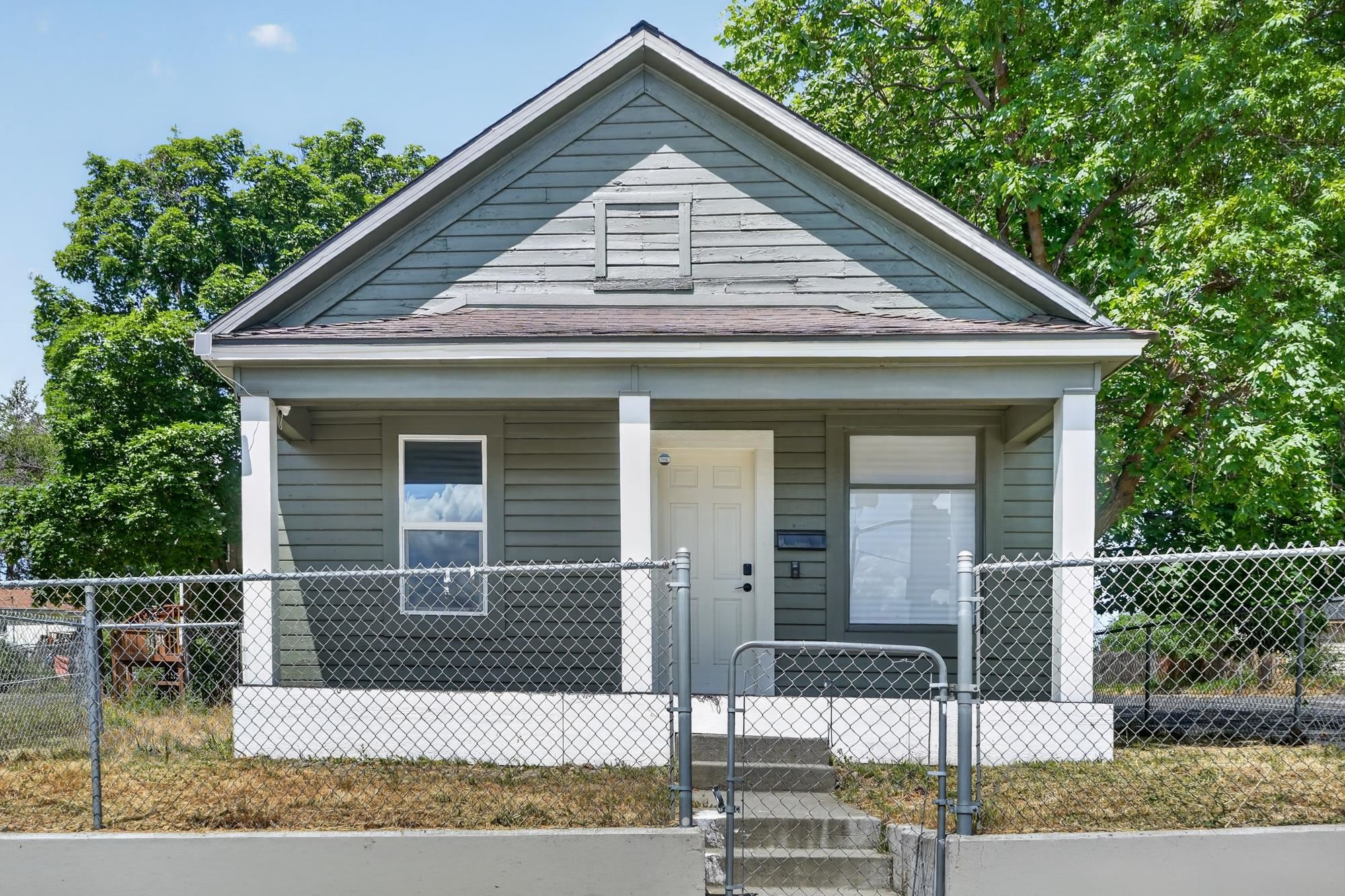 1604 W Maxwell Ave - Photo 1