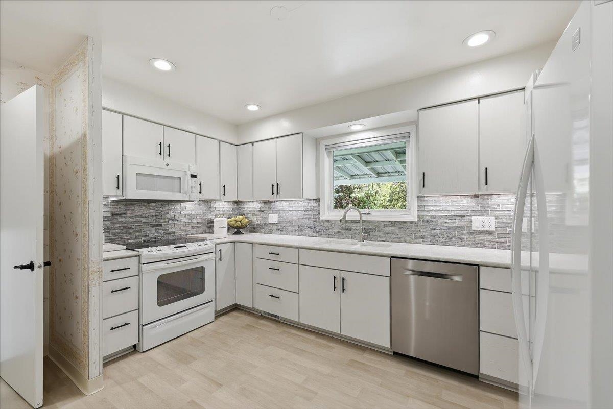 2428 E 39th Ave - Photo 2