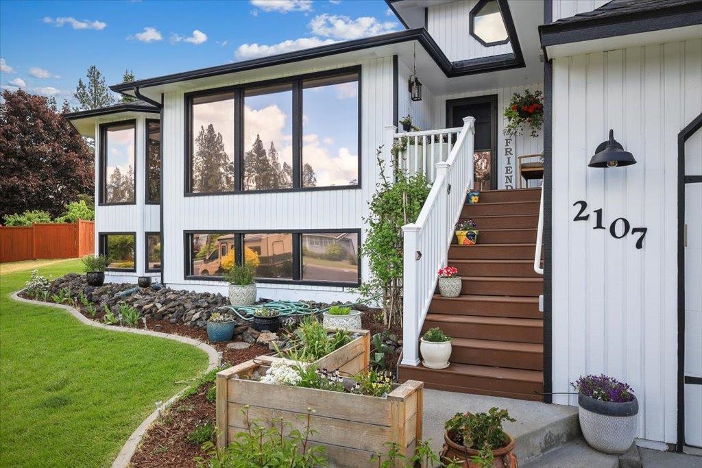 2107 S Scenic Blvd - Photo 2