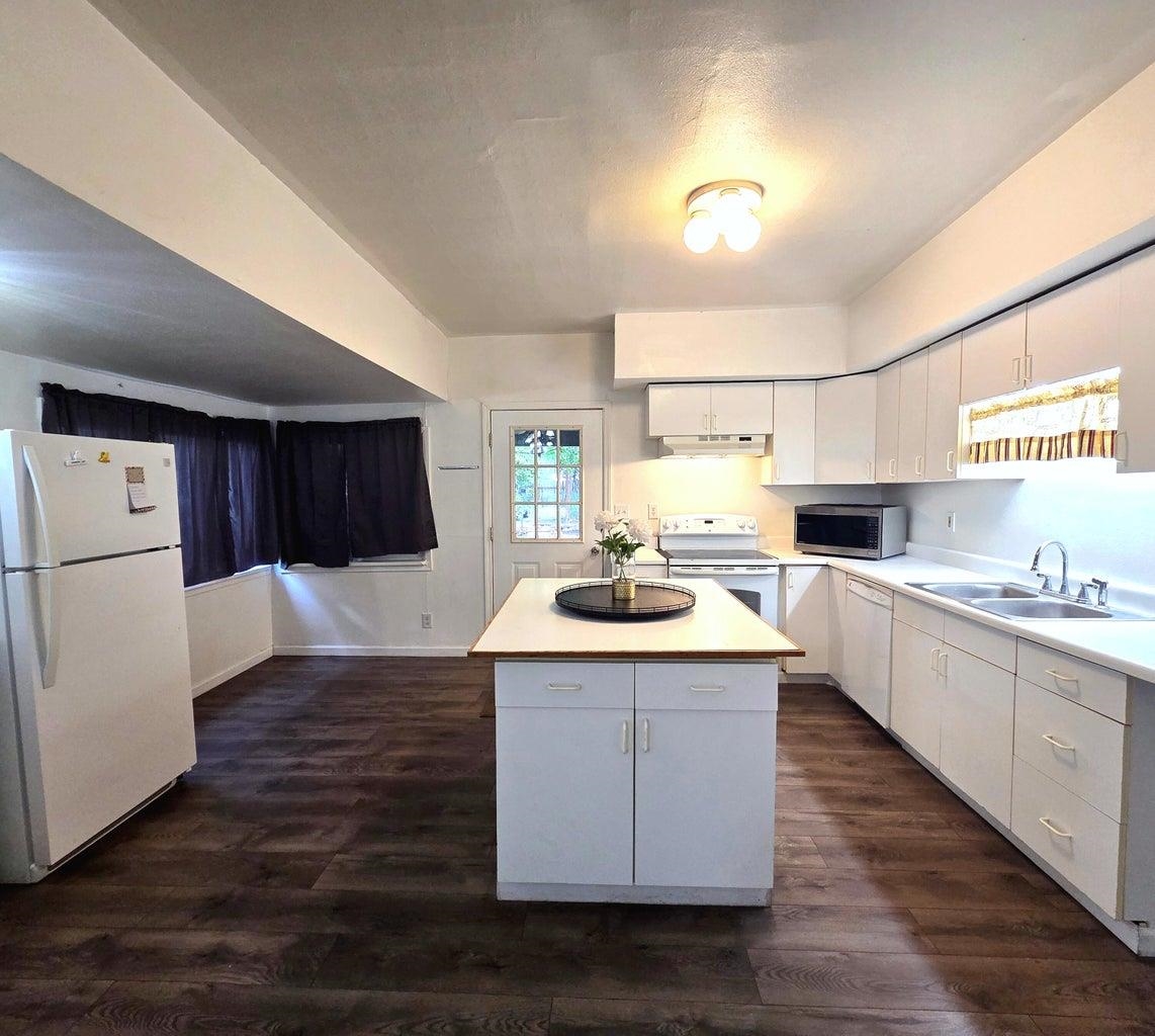 246 N Elm St - Photo 2