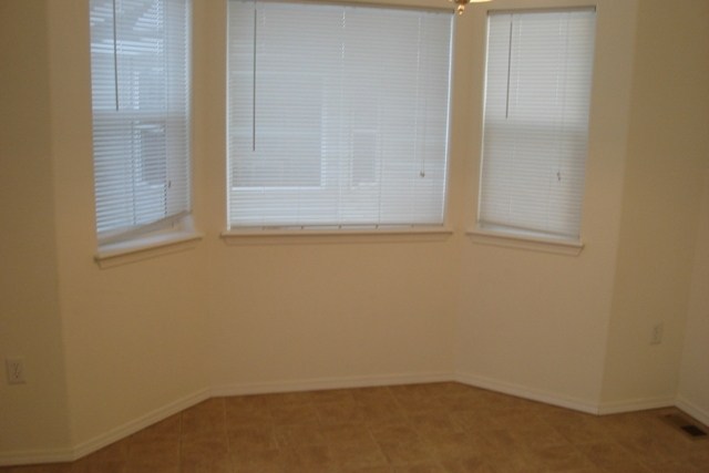 8918  N Oak Street - Photo 3