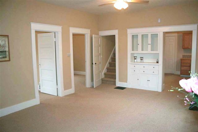 608  W SHANNON - Photo 3