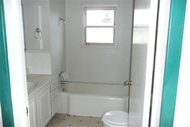 175 SW Railroad - Photo 4