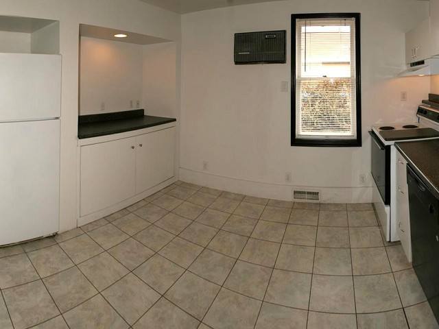 1719  E QUEEN - Photo 3