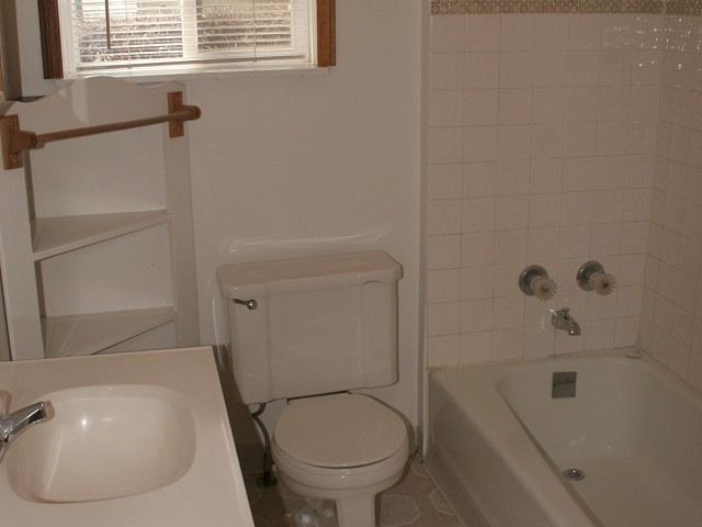 1719  E QUEEN - Photo 4