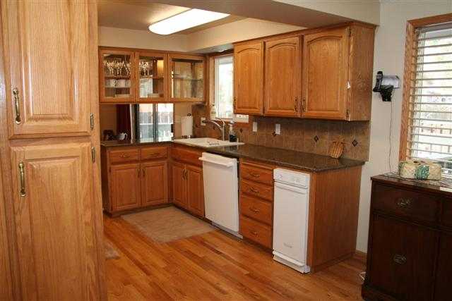 1222  W Elmwood - Photo 5