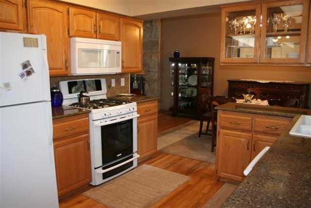 1222  W Elmwood - Photo 6