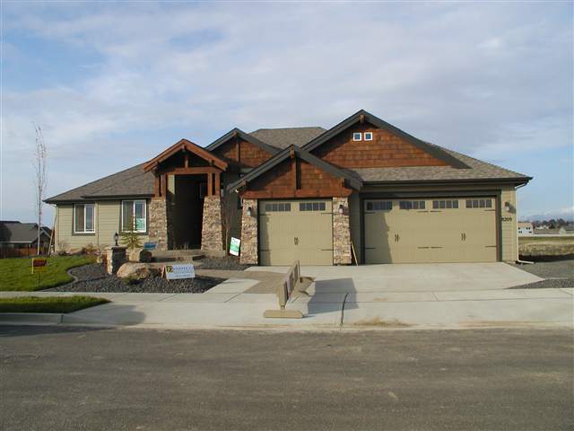 8209 N Hemlock - Photo 1