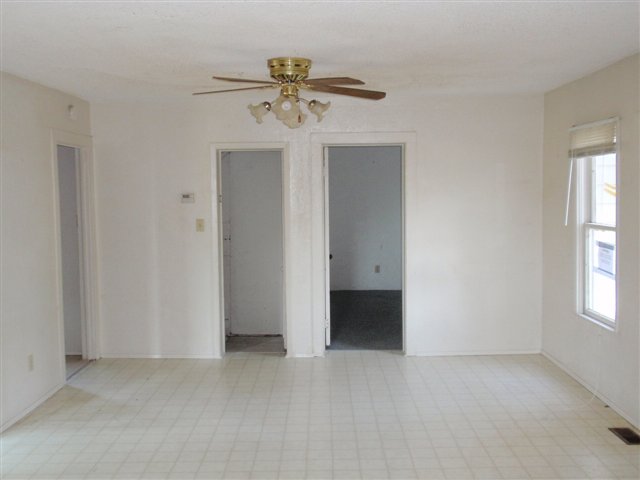 806 LOGAN St - Photo 3