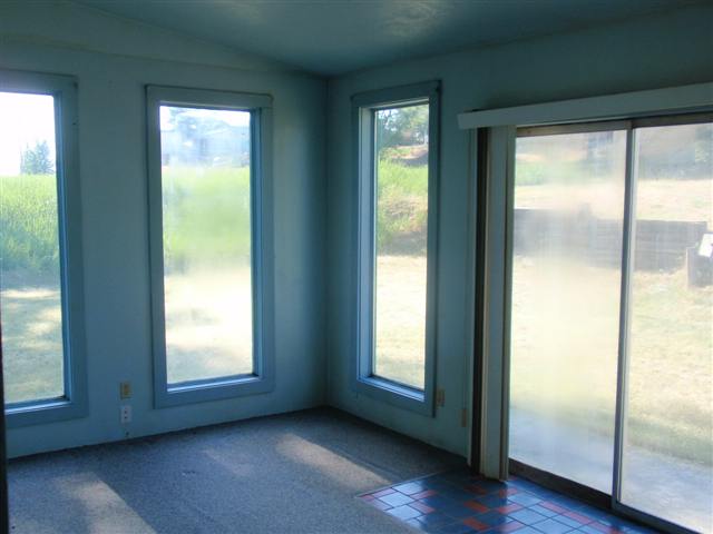 806 LOGAN St - Photo 4
