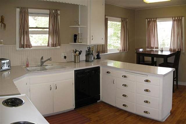 3704  S FREYA St - Photo 3