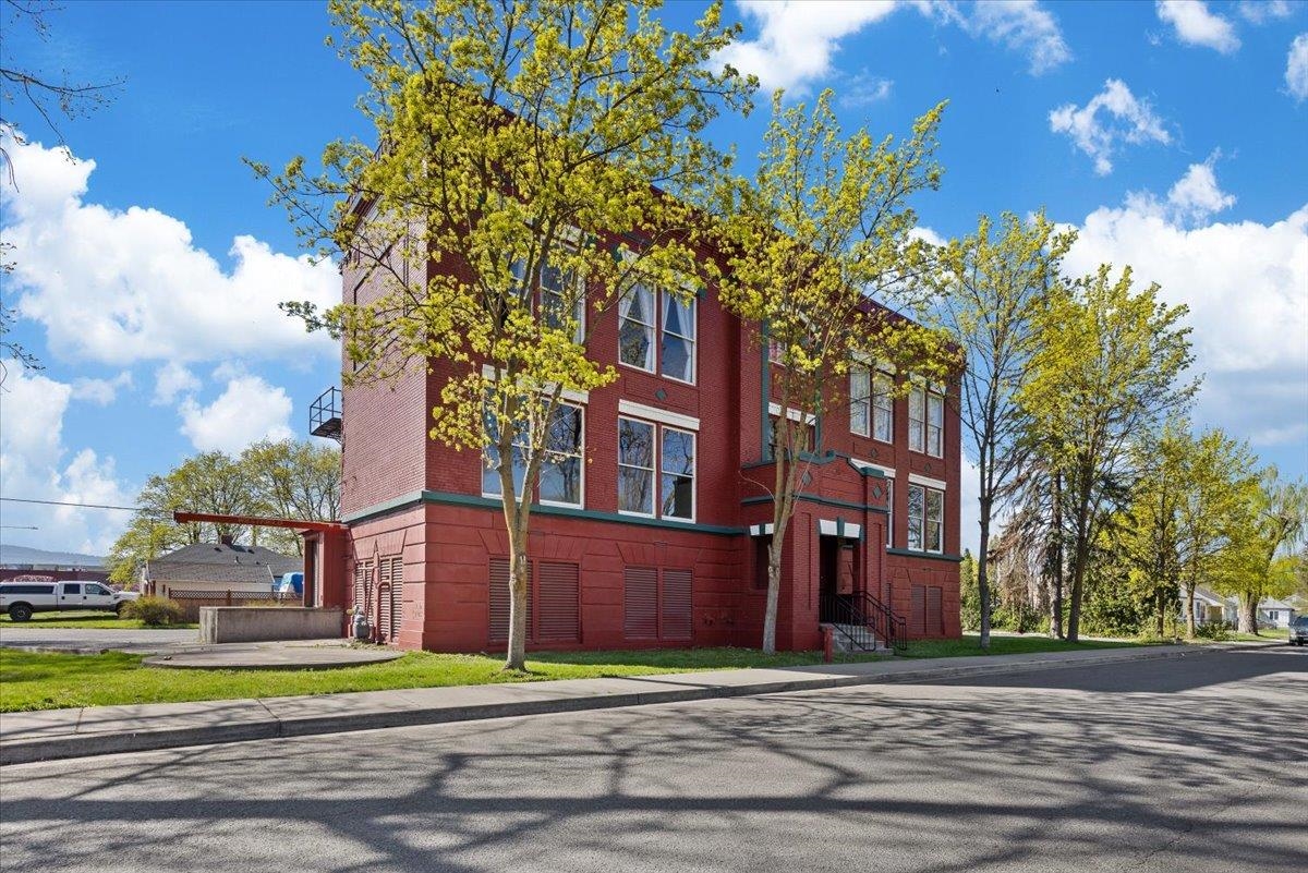 5634 E Commerce Ave - Photo 2