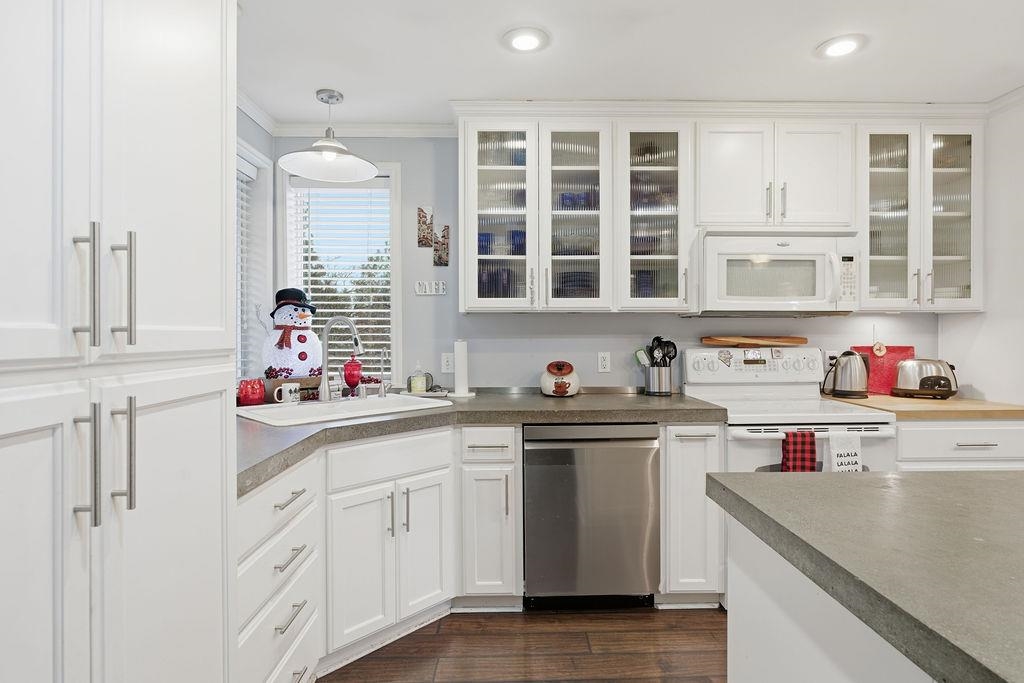 2211 N Houk Rd - Photo 24