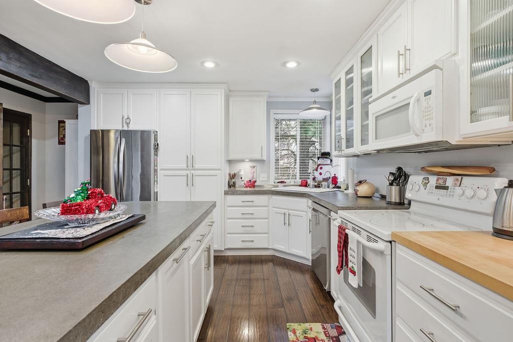 2211 N Houk Rd - Photo 22