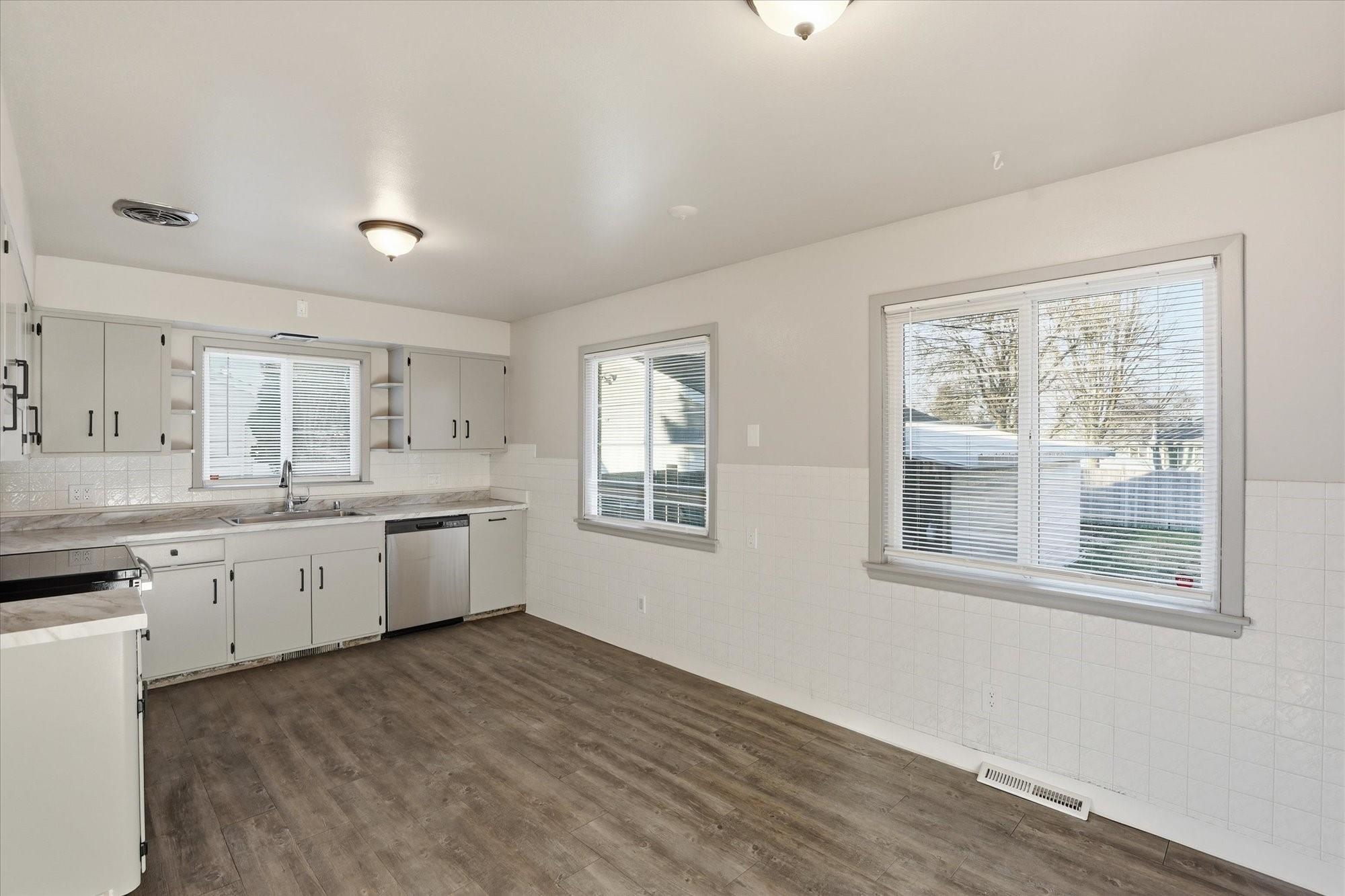 10811 E 7th Ave - Photo 8