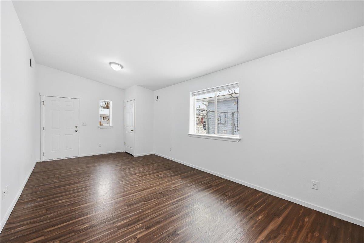 402 E I St - Photo 2