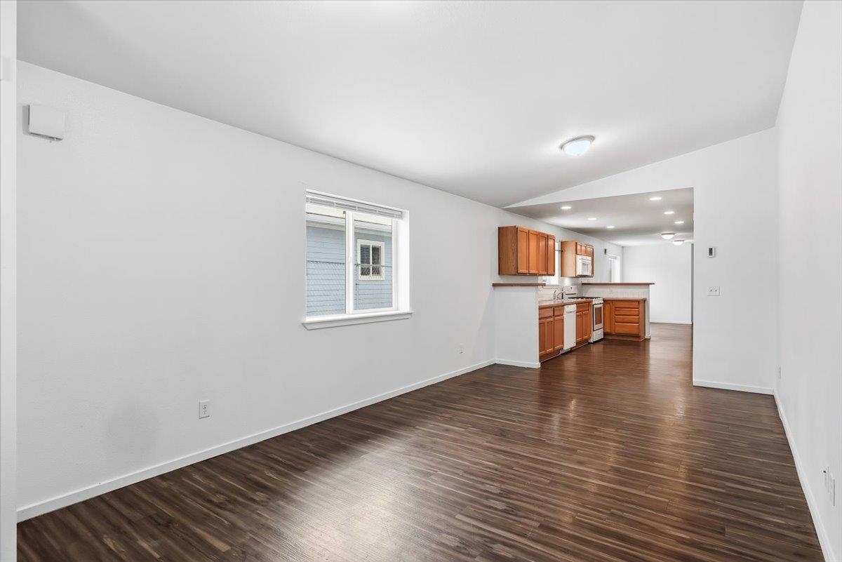 402 E I St - Photo 4