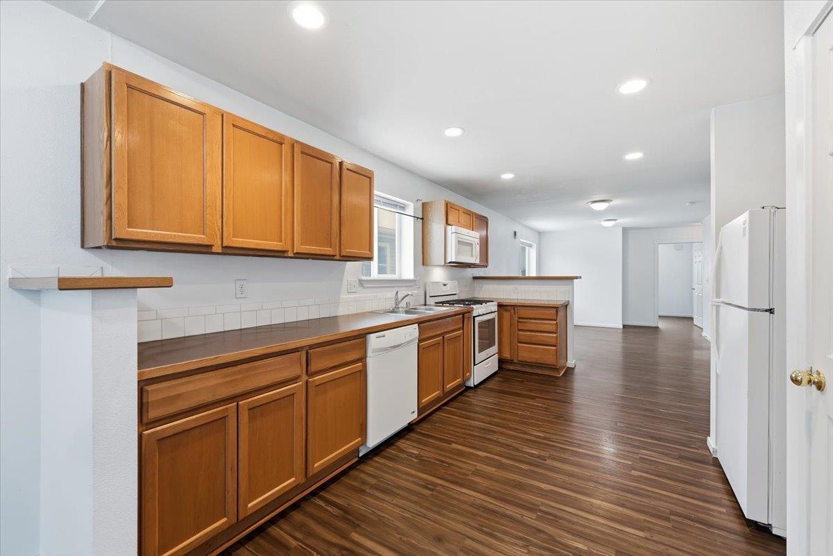 402 E I St - Photo 5