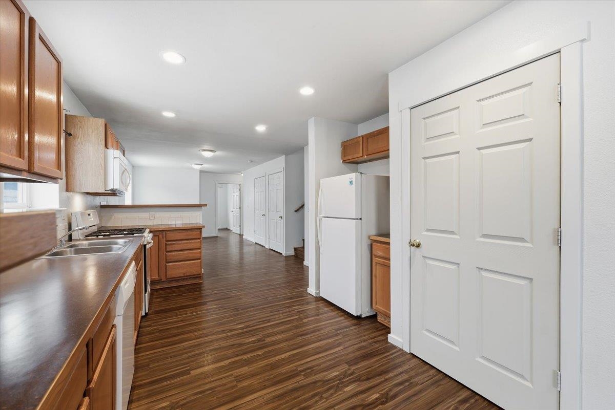 402 E I St - Photo 6