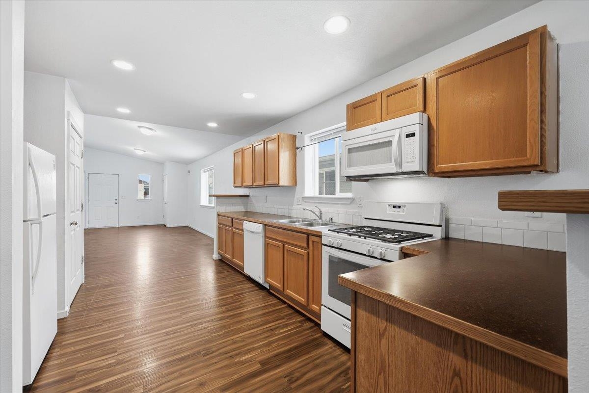 402 E I St - Photo 7